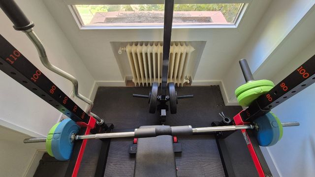 Rack de entrenamiento con banco y pesas