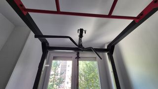 Rack de entrenamiento con banco y pesas