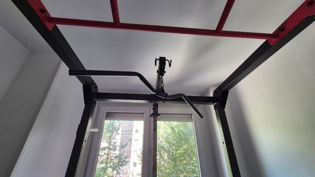 Rack de entrenamiento con banco y pesas