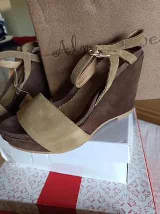 Sandalias cuña Alma en Pena piel marrón/verde 40