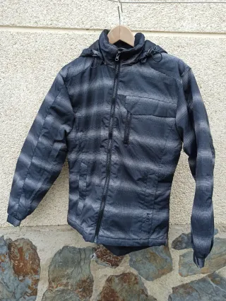 Cazadora acolchada con capucha