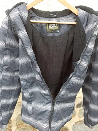 Cazadora acolchada con capucha