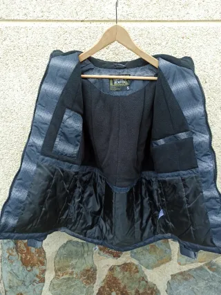 Cazadora acolchada con capucha