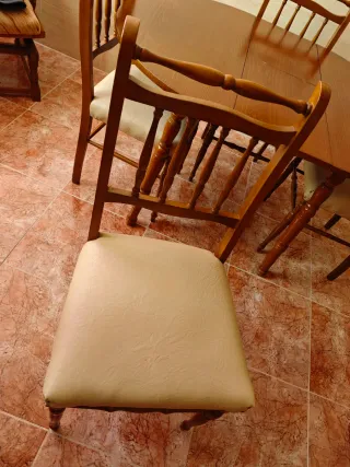 Mesa de comedor redonda y 4 sillas