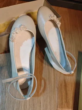 Zapatos comunión niña beige/blanco. Marca Tizzas.