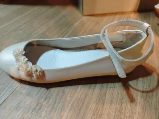 Zapatos comunión niña beige/blanco. Marca Tizzas.