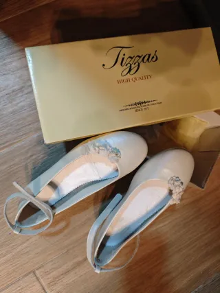 Zapatos comunión niña beige/blanco. Marca Tizzas.
