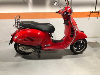 Vespa GTS 300 ie Roja.