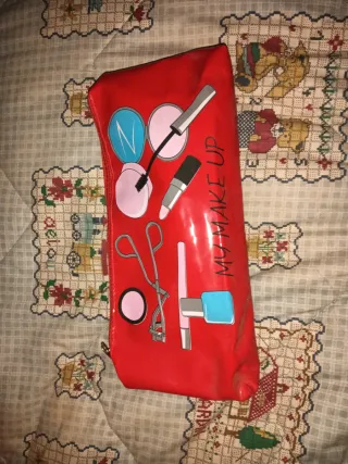 Neceser de maquillaje rojo y multicolor