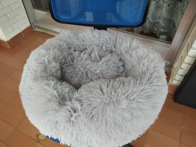 Cama para mascotas suave gris