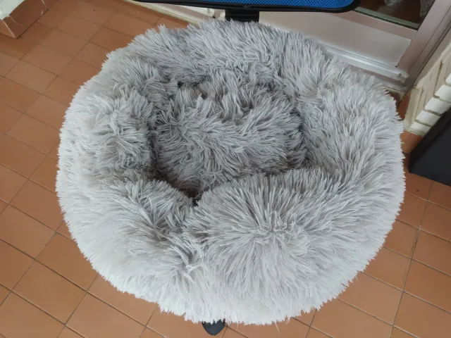 Cama para mascotas suave gris
