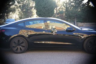 se alquila Tesla model 3 para sesión fotográfica