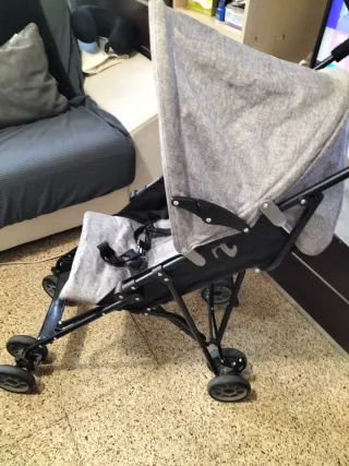 Carrito de bebé gris
