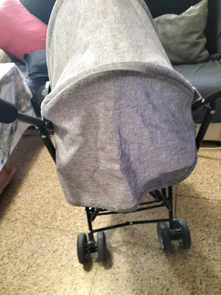 Carrito de bebé gris