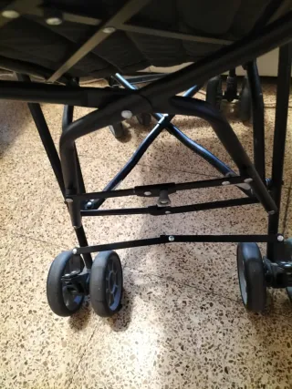 Carrito de bebé gris