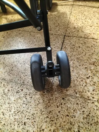 Carrito de bebé gris