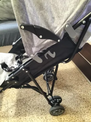 Carrito de bebé gris