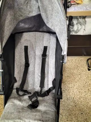 Carrito de bebé gris