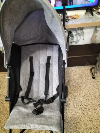 Carrito de bebé gris