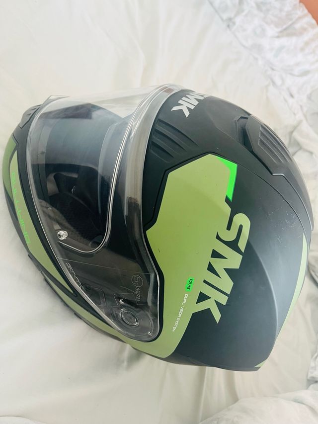 Casco de moto SMK verde y negro