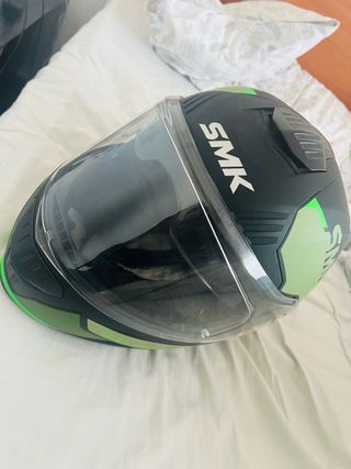 Casco de moto SMK verde y negro