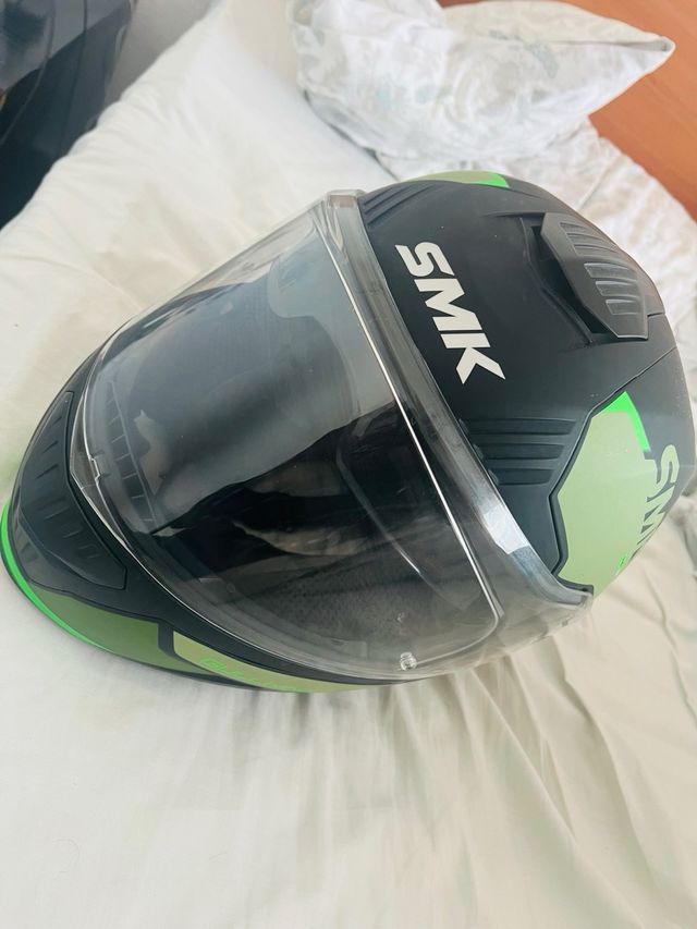 Casco de moto SMK verde y negro
