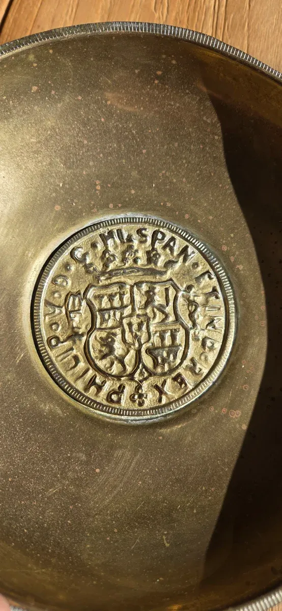 Cuenco latón escudo Felipe II