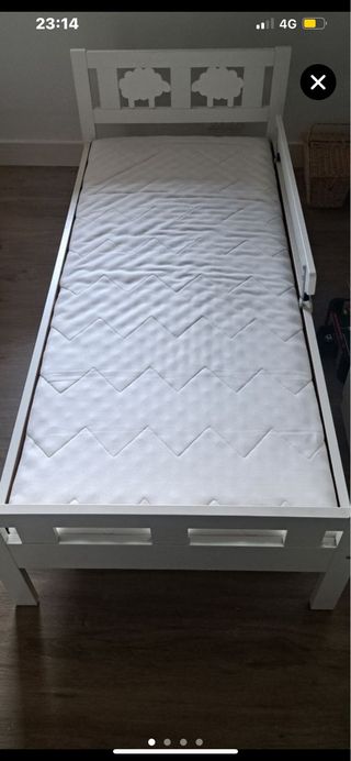 Cama infantil blanca con diseño de ovejas