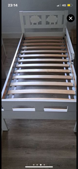 Cama infantil blanca con diseño de ovejas