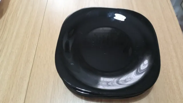 Juego de 10 platos llanos negros.