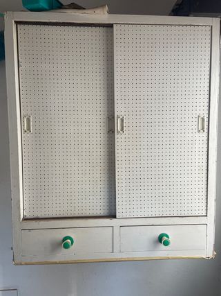 Mueble blanco con cajones y puertas