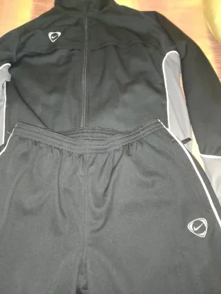 Conjunto deportivo Nike negro y gris