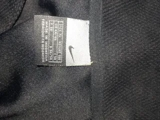 Conjunto deportivo Nike negro y gris