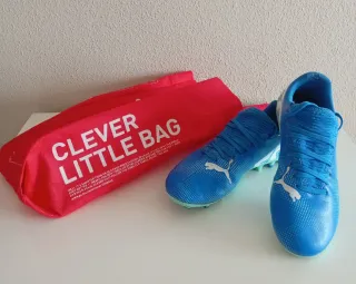 Botas de fútbol Puma azules y blancas talla 33