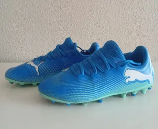 Botas de fútbol Puma azules y blancas talla 33