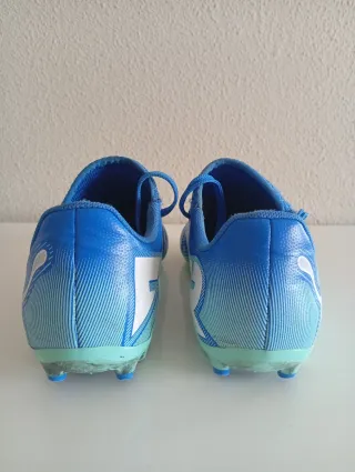 Botas de fútbol Puma azules y blancas talla 33