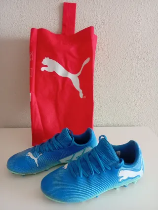 Botas de fútbol Puma azules y blancas talla 33