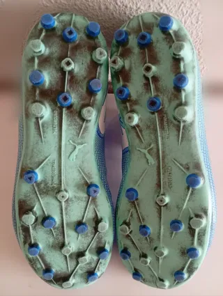 Botas de fútbol Puma azules y blancas talla 33