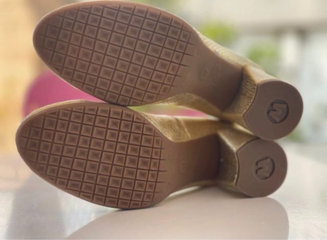 Zapatos Wonder dorados talla 36