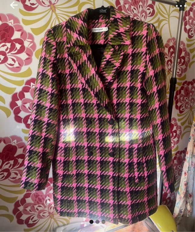 Abrigo Naf Naf cuadros rosa y verde