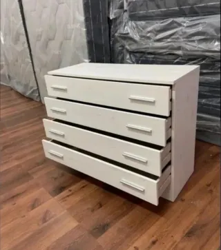 Cómoda blanca con cajones