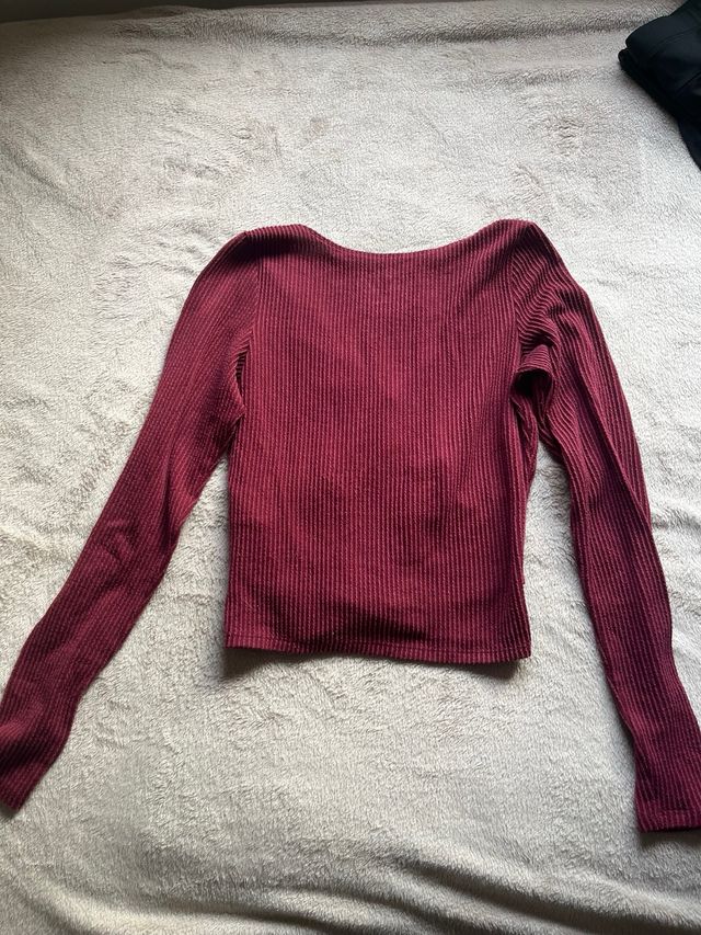 Camiseta Hollister escote V roja Talla XS