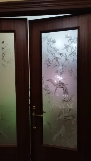 Puerta doble de paso con cristal decorado