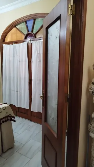 Puerta doble de paso con cristal decorado