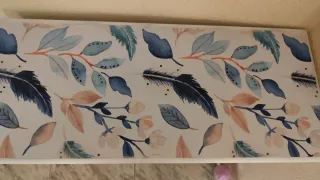 Mesa auxiliar decorada hojas y flores