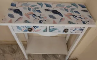 Mesa auxiliar decorada hojas y flores