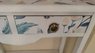 Mesa auxiliar decorada hojas y flores