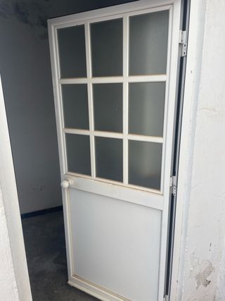 Puerta blanca con cristal