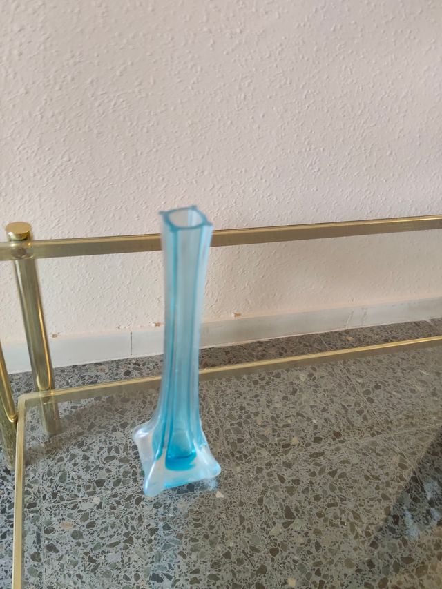 Jarrón de cristal azul estrecho