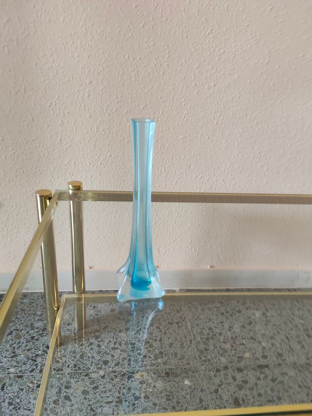 Jarrón de cristal azul estrecho